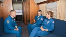 Astronauci we wnętrzu Astrovana – tym razem bez skafandrów kosmicznych, bo udają się właśnie na tradycyjną prezentację do centrum kosmicznego po powrocie z kosmicznej misji na promie Atlantis. Zdjęcie wykonano w lipcu 2011 roku, po misji załogi STS-135, która powracała z Międzynarodowej Stacji Kosmicznej. Na zdjęciu dobrze widać, na czym tak naprawdę polegała modyfikacja kampera: po obu stronach wnętrza umieszczono siedziska - zdjęcie 6